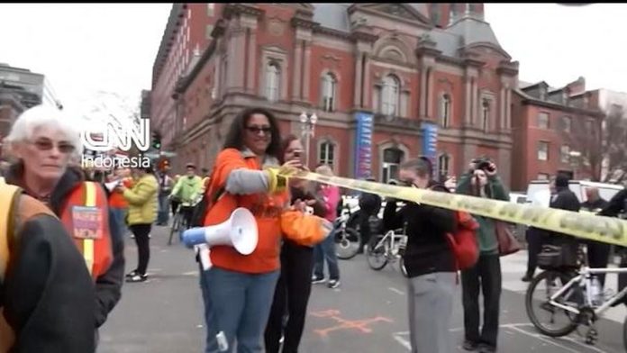 Demo Anti-Trump Kepung Gedung Putih Pakai Pita Kuning TKP Kejahatan