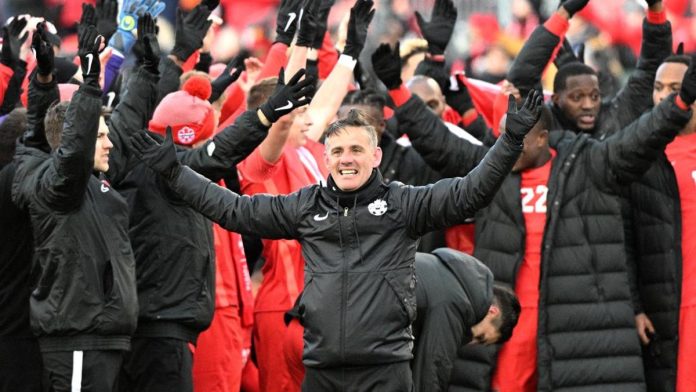 John Herdman dan Van Bronckhorst Masuk Daftar Calon Pelatih Timnas