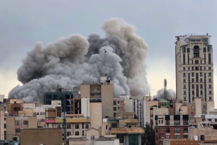 Pertama Kali, Serangan Udara Israel Hantam Fasilitas Minyak Iran