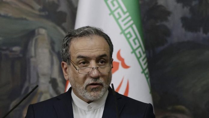 Iran Umumkan Buka Selat Hormuz Selama Gencatan, Trump Semringah