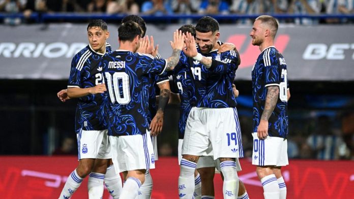 Kenapa Messi Beri Penalti ke Otamendi di Argentina vs Zambia?