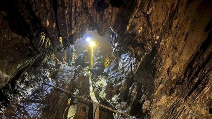 Rescuers work to save trapped people in a cave in Xaisomboun Province, Laos, May 29, 2026. METTA THAM KALASIN RESCUE /Handout via REUTERS