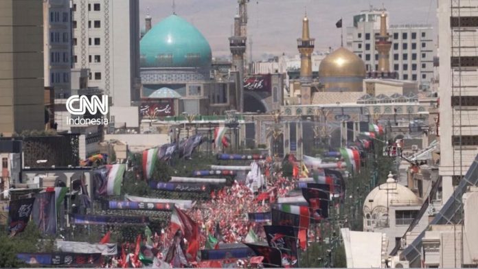 Puluhan Ribu Orang Padati Masshad Iran Jelang Pemakaman Khamenei