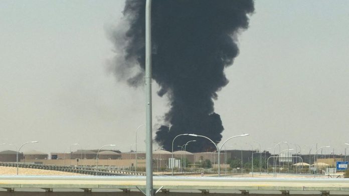 Kepulan Asap dan Suara Ledakan Guncang Bandara di Riyadh