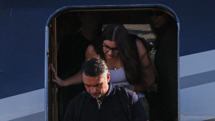 FOTO: Kalah Pilpres Brasil, Flavio Bolsonaro Kabur ke AS