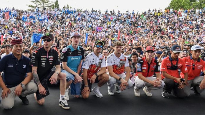 Lautan Manusia Sambut Parade 8 Rider Pertamina MotoGP Mandalika